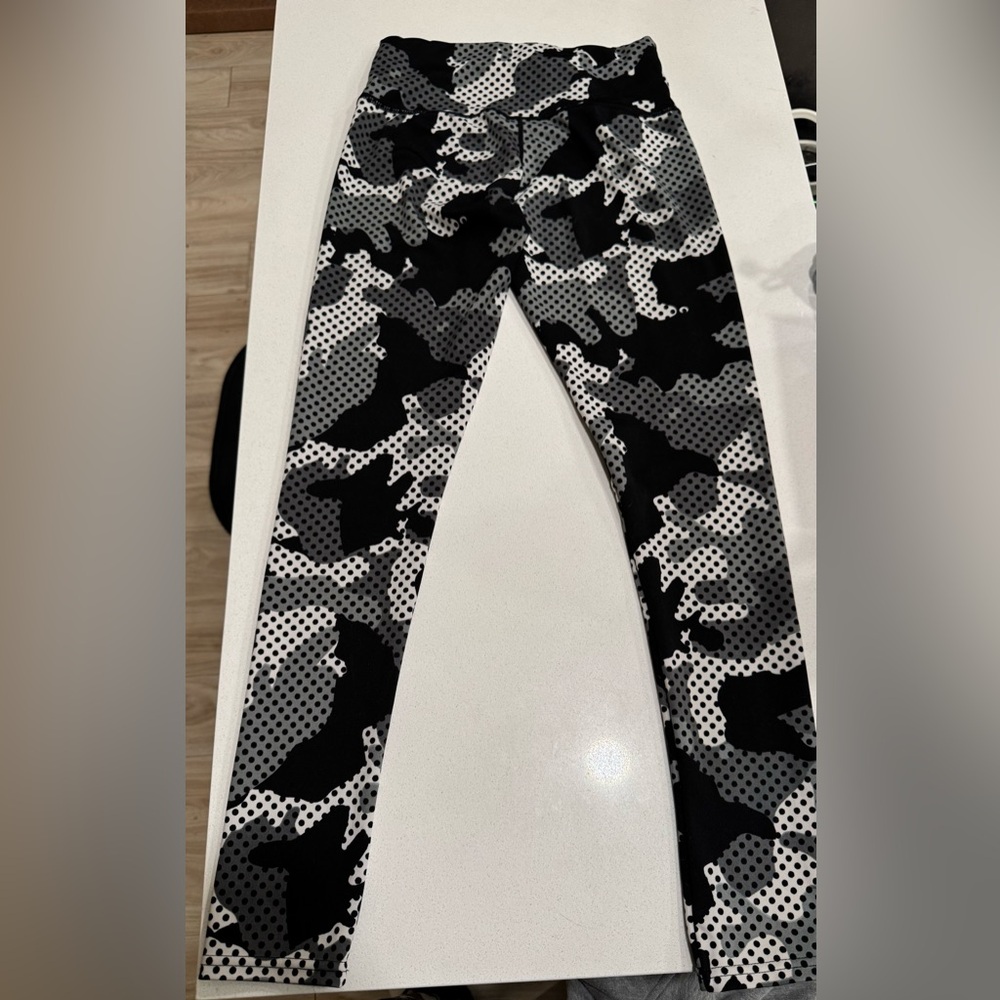 Black and Gray Camouflage Leggings - Excellent Condition
